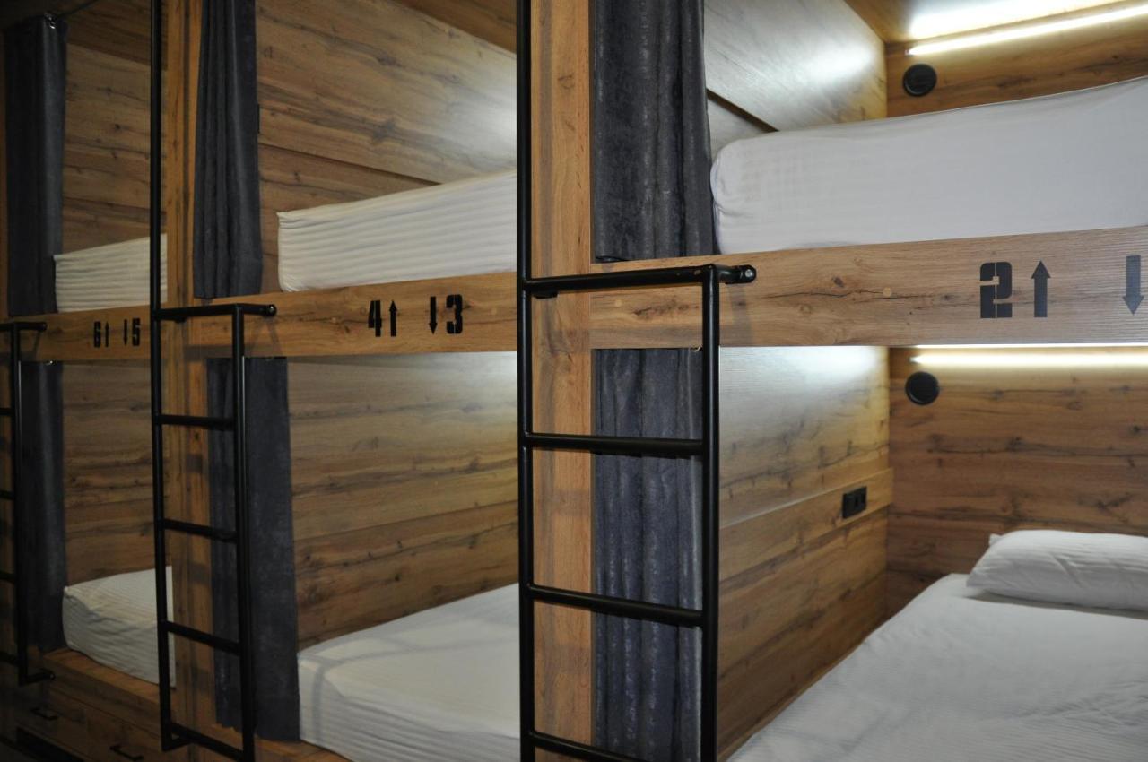 Full House Capsule Hostel Rivne Exterior photo Hostel beds