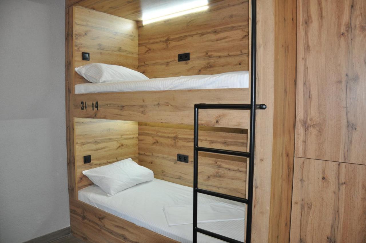 Full House Capsule Hostel Rivne Exterior photo A bunk bed